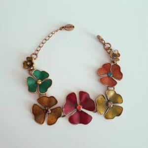 Armband  - 💐FÖRST TILL KVARN💐 Unikt armband från det danska märket Pilgrim. Lite tyngre smycke med bra kvalité. Blommorna är lackade och tappar inte sin färg. Fint nu när vädret blir varmare. 140 kr + frakt