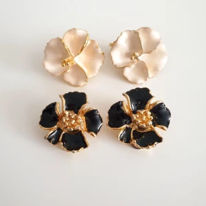 Vintage örhängen - 🩷FÖRST TILL KVARN🩷 De mest unika vintage örhängen jag någonsin hittat. Blommorna väger lite och finns i krämvit och svart, med guldig baksida. För personer med eller utan hål i öronen. Man känner sig verkligen speciell i dessa✨️😚 95kr/par + frakt🩷