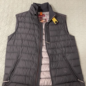 Parajumpers väst storlek S - Helt ny parajumpers väst säljes för 1000kr. Vid intresse kan priset diskuteras. Storlek S men funkar även på XS