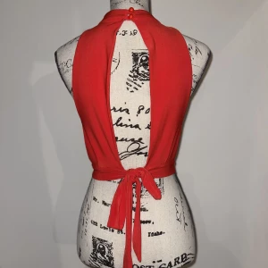 🌹Röd & Festlig croptop🌹 - Röd croptop!  Öppen på sida och knytning där bak!  Sitter som en smäck på! Använd 2 gånger, nästan som ny! Skulle även kunna passa en S.