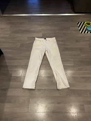 Vita jeans - Ett par snygga straight leg jeans från hm. Bra skick. Strl 31/31