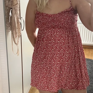 Klänning Zara - Säljer en så fin klänning från Zara, tyvärr passar den inte längre! Jättebra skick och så härligt material. 100kr inklusive frakt ❤️
