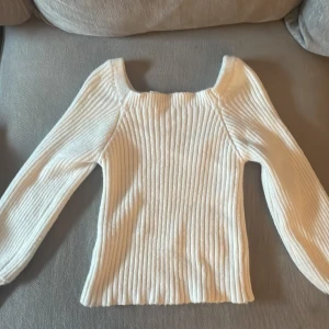 Ribbad långärmad - En fin stickad tröja som jag köpte för ganska länge sen men den har bara legat i garderoben, använts 2 gånger om intresserad kontakta för mer bilder TRYCK INTE PÅ KÖP KONTAKTA FÖRST 🫶🏻