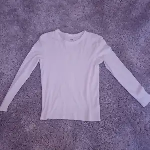 Långärmad vit tröja, storlek 134/140, jag gissar att den passar någon i xs.💞💞