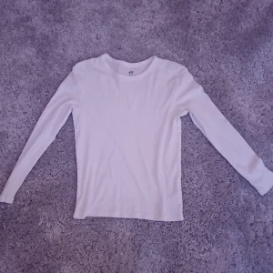 Basic långärmad tröja💗 - Långärmad vit tröja, storlek 134/140, jag gissar att den passar någon i xs.💞💞
