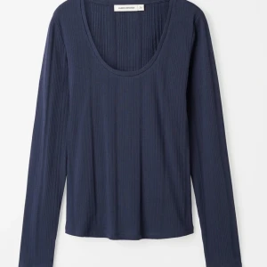 Carin Wester tröja - Säljer denna marinblåa långärmade tröjan från Carin Wester🤩🤩 Använt någon enstaka gång så skulle säga att den är som nyskick, inga skador på tröjan💕💕  Tröjan är i storlek xs men skulle säga att den sitter som e s💕 Pris kan diskuteras  nypris 249kr🫶🏻