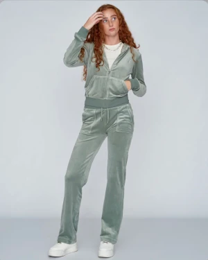 Juicy set chinois green - Säljer mitt juicy couture set i storlek M! Är i nyskick, använt 1 gång. Först till kvarn!! Skickar bilder om det är intressant :) 