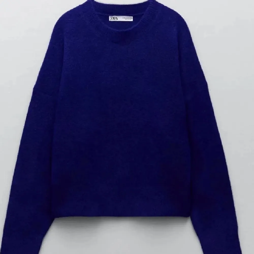Säljer nu min mörkblåa stickade tröja från Zara, använd ett fåtal gånger🤍. Stickat.