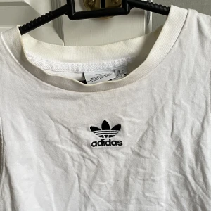 Addidas linne - Addidas croppad linne. Aldrig använt då den är för stor. Storlek M men skulle kunna passa S.