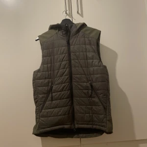 C.P Company Väst  - Väldigt fin och Unik färg på C.P Company väst finns till salu. 