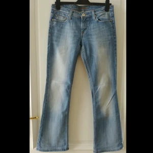Lågmidjade jeans - Low waist bootcutjeans från märket Fishbone. I bra skick, inga defekter. Storlek 30 i midjan - motsvarar ca M.