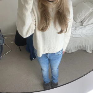 Lågmidjade jeans  - Säljer dessa ljusblåa lågmidjade bootcut pepejeans då dom tyvärr aldrig kommit till användning. Storlek 30w 32L Pris: 400 + frakt  Tveka inte att skriva för fler bilder 💕