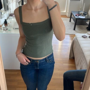 Stickad topp - Säljer denna superfina gröna topp fram Anna Field då den endast kommit till användning en gång, alltså bra skick. Frakt tillkommer:)