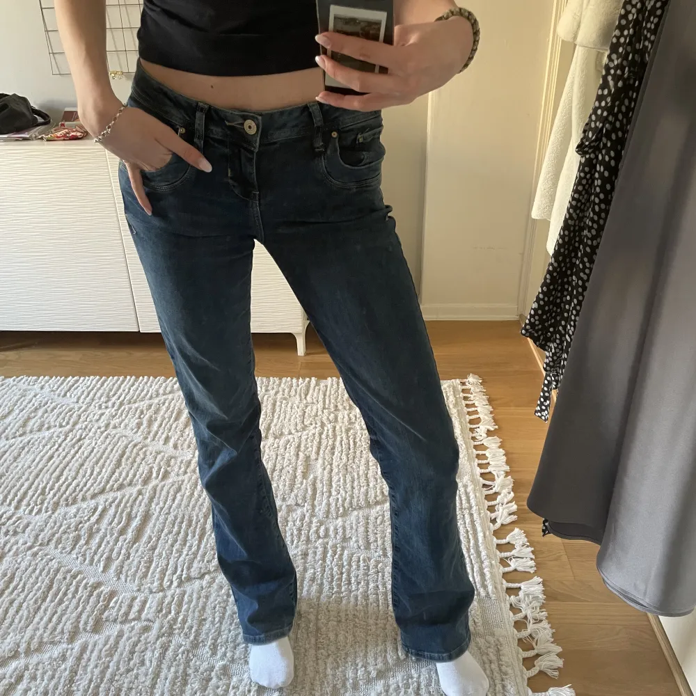 Lbt jeans i storlek W28 L36! Passar mig som är 180 cm och brukar oftast bära S . Jeans & Byxor.