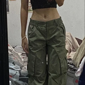 Cargos - Säljer 2 stycken cargobyxor från h&m ser ut precis som på bilderna ❤️ båda för 250 eller 1 för 150 ❤️