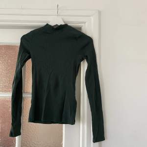 Mörkgrön ribbad tröja från weekday i storlek S! Använt ca 3 gånger. Nästan i nyskick!⭐️