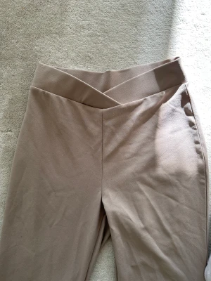 Figursydda byxor från NELLY - Figursydda byxor från Nelly 