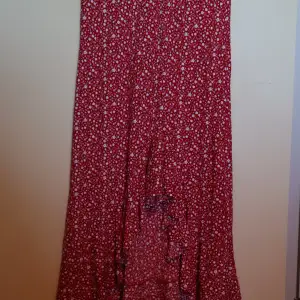 Röd kjol med blommigt tryck