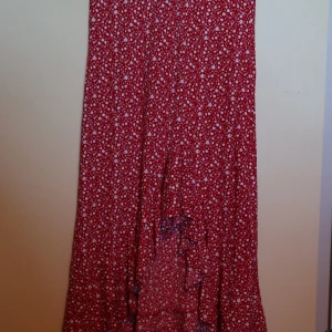 Blommig kjol - Röd kjol med blommigt tryck