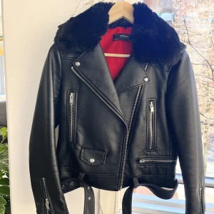 Skinnjacka  - Säljer min super fina skinnjacka från Zara då den tyvärr har blivit för liten. Endast använd två gånger. Priset kan diskuteras vid snabb äffar. Skinnjackan är av hög kvalite och materialet är super skönt och lätt att röra sig med.