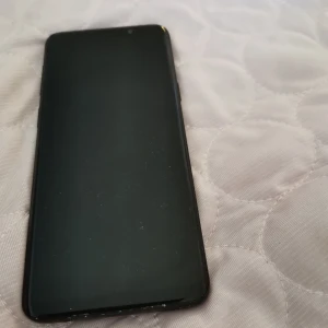 Mobiltelefon S9 galaxy - Mobiltelefon S9 galaxy hel fin funkar bra lite sprucken uppe i hörnet ingen laddare
