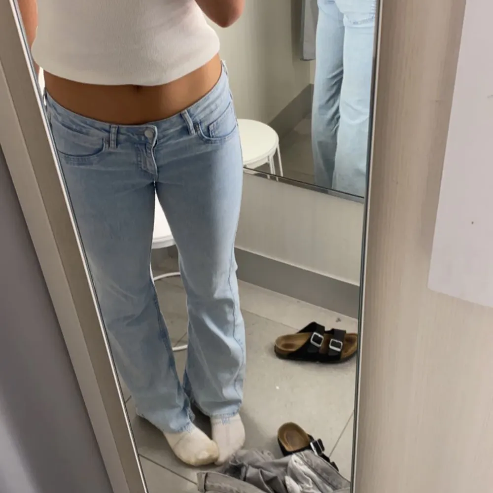 Ljusblå lägmidjade jeans från H&M. Jag är 176 så dom är bra längd för alla. Dom är även lite stretchiga❤️  Storlek 38 men känns som typ 36/34 . Jeans & Byxor.