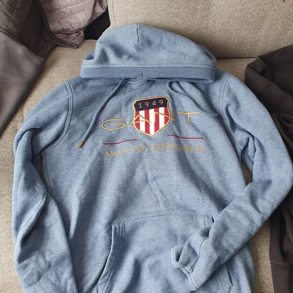 Gant hoodie,använd väldigt få gånger. Storlek S. Väldigt billigt pris. Kostar 1300 på Gants hemsida.. Hoodies.