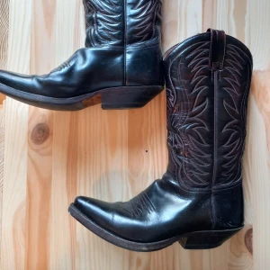 Cowboy boots - Så fina, riktiga cowboys boots som tyvärr är för små för mej. Passar storlek 37-38. Dom är väldigt mörkt bruna, därför ser dom nästan svarta ut på bilderna