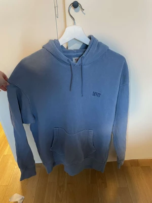 Levishoodie - Superskön ljusblå Levishoodie i storlek M. 
