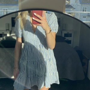 Zara klänning - Söt randig klänning från zara! Storlek S, 250kr och köparen står för frakt🌸🌸