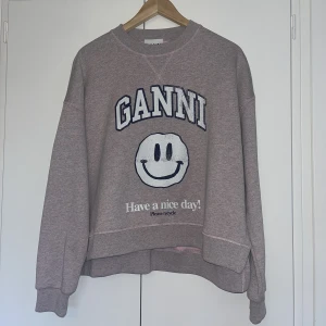 Ganni sweatshirt - Nästintill oanvänd sweatshirt från Ganni! Den är grå-rosa melerad, och rosa på insidan som man ser på sista bilden. Köpt för 1700kr förrförra sommaren🙏