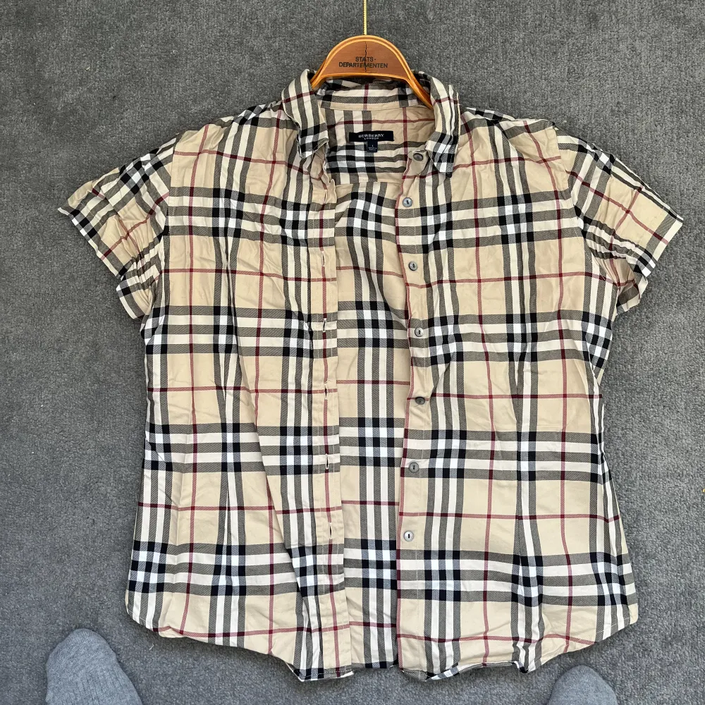 Vintage Kortärmad Burberry kragtröja med knappar  Storlek S (small)  XL (kids). Skjortor.