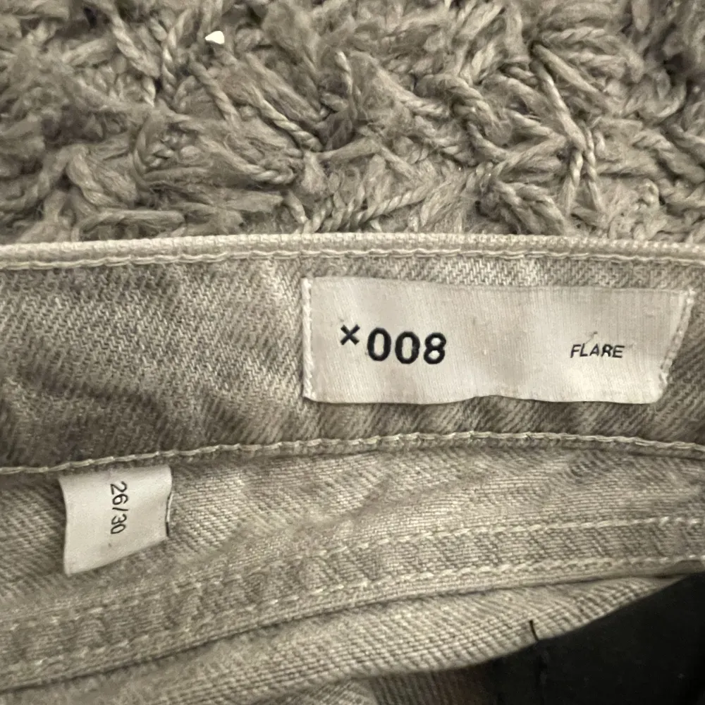 Säljer dessa gråa lågmidjade jeans från ASOS då de har blivit för små för mig. Storlek 26/30 💛 . Jeans & Byxor.
