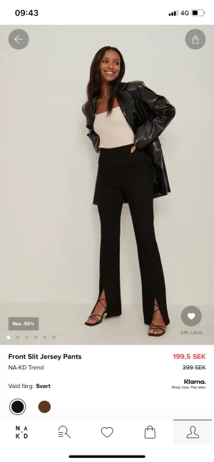 Byxor med slit - Helt nya !  Brukar ha xs/S men tänkte dessa såg rätt tajta ut så tog M, skulle nog säga att ligger man mellan S/M så sitter dom som bäst. Jätte fint mjukt material som följer ens kurvor inte plattar till de som vissa andra dessa gör 😆