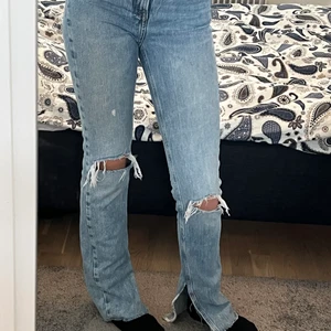 Jeans med slits från zara  - Knappt använda. Säljer för 150kr+ frakt. Jag är 170cm lång. Säljer då ja ej använder de. Kontakta mig privat för frågor 