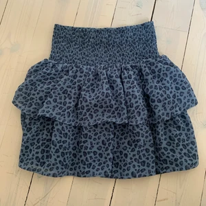 Kjol från kappahl - Säljer denna jättefin leopard kjol! Den är i storlek 146/152 och den sitter superbra! Säljer då jag har fler kjolar och denna inte kommer till användning💕kom privat för intresse eller frågor!