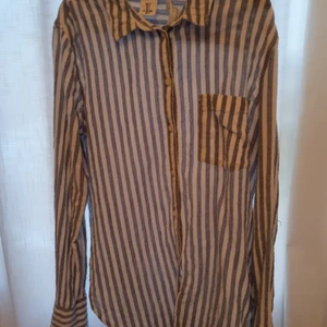 Randig skjorta STL 34  - STL 34 använts ungefär 4 gånger och är ungefär ett och ett halvt år. Blå och vit randig skjorta 👚