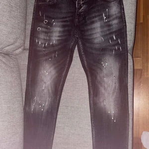 Dsqared 2 byxor  - Säljer mina Dsqared 2 byxor då ja tröttnat på dem priset kan diskuteras vid snabb affär.