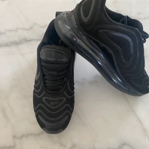 Nike Airmax 720 - Ett par svarta Nike Airmax 720 som är använda ett fåtal gånger.