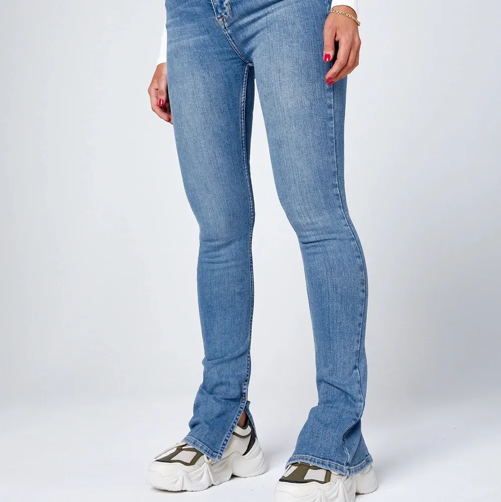 Jeans med slits från Zara, använda fåtal gånger. Kan mötas i Göteborg💕. Jeans & Byxor.