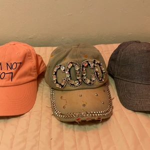 Rosa och svarta 80kr - Jag använt inte så mycket. Bara typ tre eller fyra gånger.  Det blåa är märke från Coco kostar 150. Den är väldigt fint 