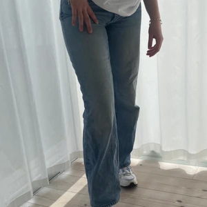 Jeans monki - Jättefina blåa jeans från monki. De är midwaist och är breda nertill. De är i väldigt bra skick. Jag tycker de sitter riktigt bra på🤩