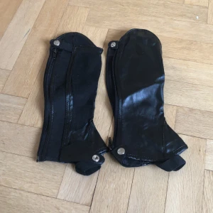 Chapps från crw st 11-13 år - Chapps i bra skick!