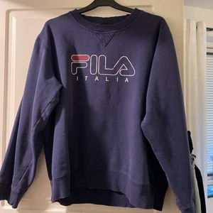Fila vintage - Snygg!! I använt skick dock, se bild 2 och 3. Färgfläckar och slitage men den har kvar att ge :) 