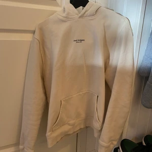 Axel arigato hoodie storlek L - Relativt ny. Inga fläckar. Storlek L. Nypris 1600