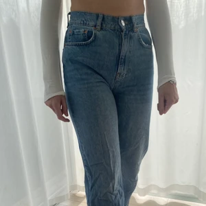 Blå jeans raka - Ett par fina blåa, högmidjade och raka Gina trico byxor sitter som en smäck😇🙃😻😻