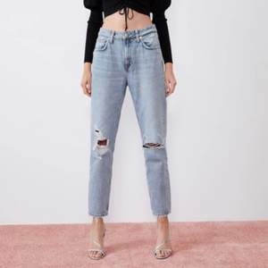 Jeans från Zara med hål och slitningar. Storlek 38 och cropped på mig som är 167 så är normallängd på någon som är ca 160cm.