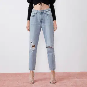 Jeans från Zara med hål och slitningar. Storlek 38 och cropped på mig som är 167 så är normallängd på någon som är ca 160cm.