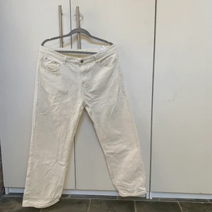 Krämvita jeans - Ljus beiga/ krämvita byxor med bra passform och fint skick. Köpt på second hand och står bara Large så är lite osäker på storlek med skulle tippa på waist 32 längd 31/32