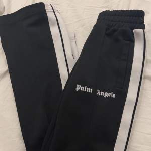 palm angels byxor 10/10 skick, köpte de här på plick.